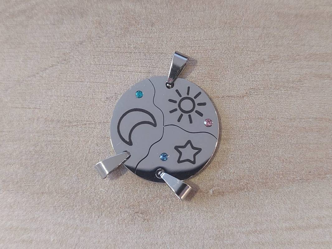 DIJE DE ACERO PARA PARTIR LUNA, SOL Y ESTRELLA CON STRASS. TAMAÑO 25 MM
