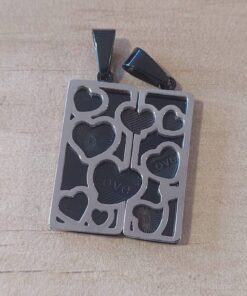 DIJE DE ACERO NEGRO COMBINADO CON ACERO COMUN SUPERPUESTO PARA PARTIR CON CORAZONES. TAMAÑO 25 X 30 MM