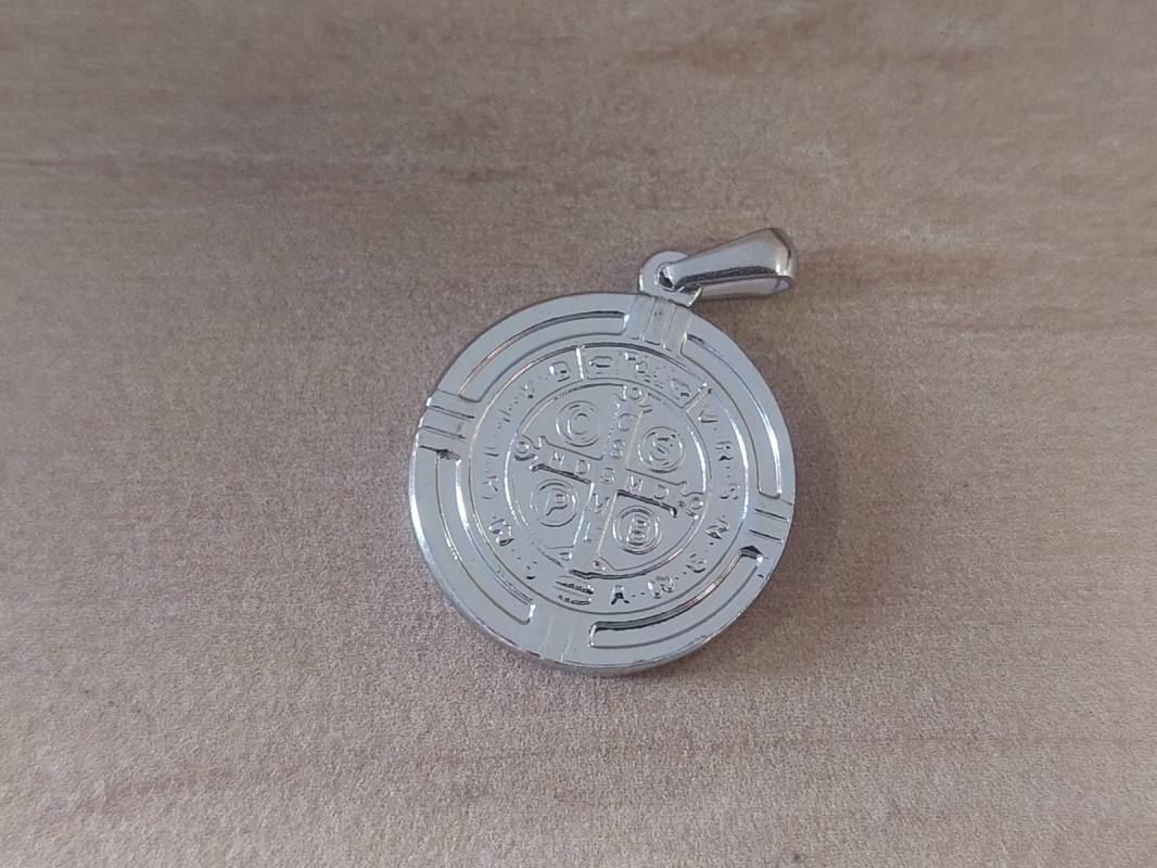DIJE DE ACERO MEDALLA SAN BENITO 23 MM CON BORDE ESMALTADO EN NEGRO - Imagen 2