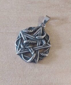 DIJE DE ACERO PENTAGRAMA CON SERPIENTE ESTILO GOTICO. TAMAÑO 27 MM