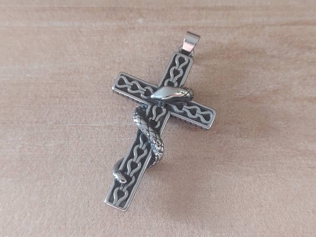DIJE DE ACERO CRUZ TRABAJADA CON SERPIENTE. TAMAÑO 30 X 47 MM.