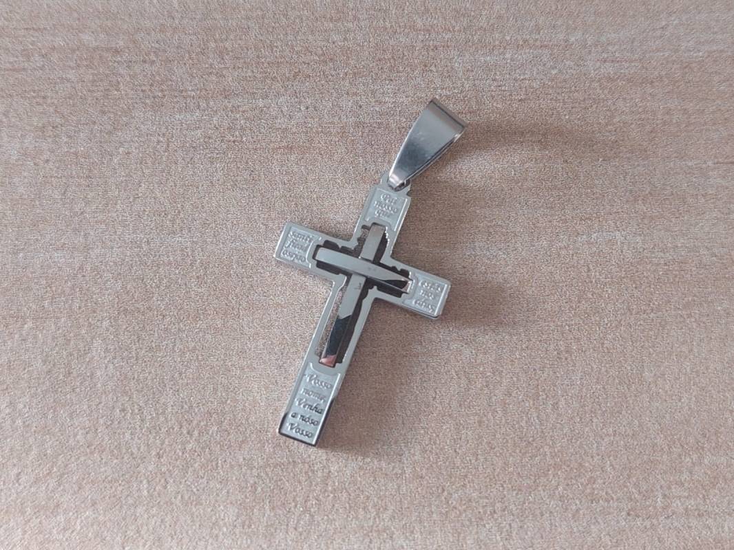 DIJE DE ACERO CRUZ CON CRUCES SUPERPUESTAS CON PADRE NUESTRO. TAMAÑO 18 X 26 MM