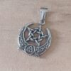 DIJE DE ACERO LUNA CON PENTAGRAMA ENTRELAZADO Y TRIQUETA. TAMAÑO 30 MM