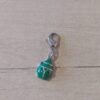 DIJE DE ACERO VAQUITA SAN ANTONIO ESMALTADA VERDE CON MOSQUETON. TAMAÑO 9 X 27 MM
