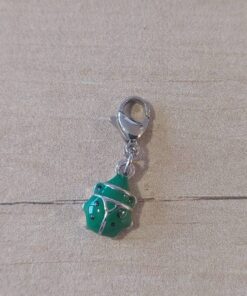 DIJE DE ACERO VAQUITA SAN ANTONIO ESMALTADA VERDE CON MOSQUETON. TAMAÑO 9 X 27 MM