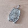 DIJE DE ACERO VIRGEN DE LUJAN EN PERGAMINO. TAMAÑO 20 X 30 MM