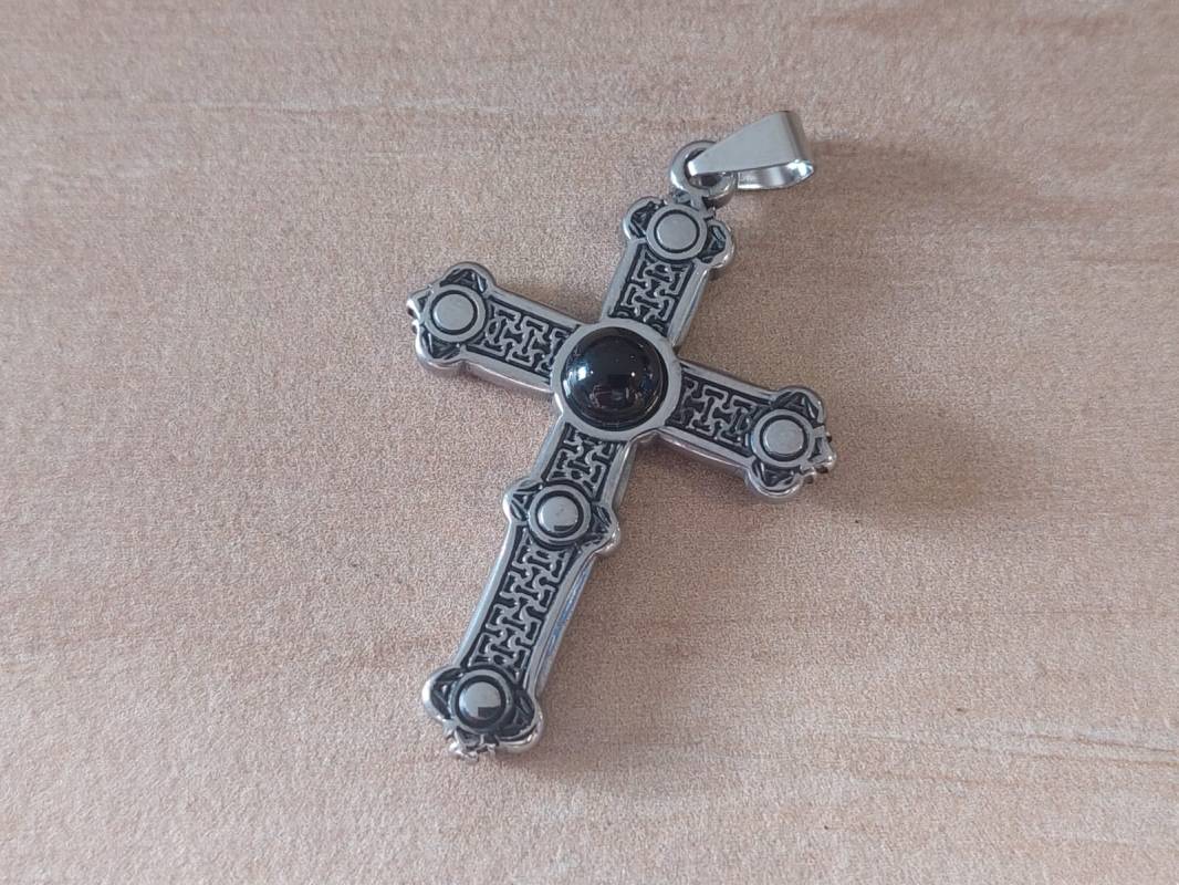 DIJE DE ACERO CRUZ GOTICA REVERSIBLE. TAMAÑO 32 X 45 MM.