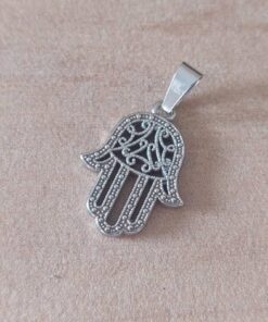 DIJE DE ACERO MANO DE FATIMA CALADA CON RELIEVE. TAMAÑO 17 X 22 MM