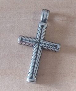 DIJE DE ACERO CRUZ ESPIGADA. TAMAÑO 30 X 53 MM.