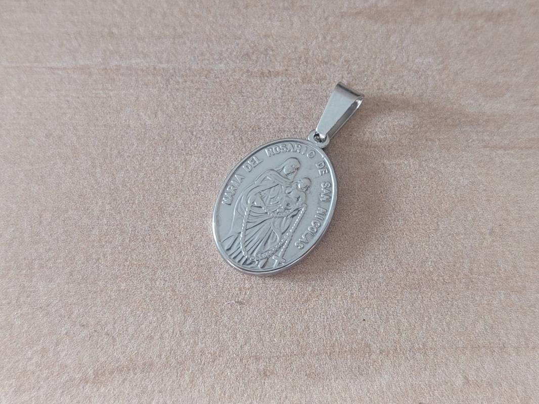 DIJE DE ACERO MEDALLA DE VIRGEN DE SAN NICOLAS OVALADA. TAMAÑO 15 X 20 MM
