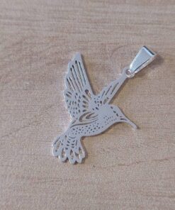 DIJE DE ACERO BLANCO COLIBRÍ CALADO. ESPESOR 1,5 MM. MEDIDAS 25 X 30 MM