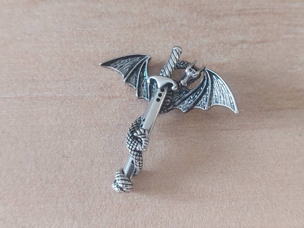 DIJE DE ACERO DRAGÓN EN ESPADA ESTILO GOTICO. 42 X 42 MM