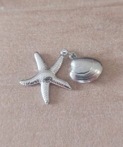 DIJE DE ACERO ESTRELLA DE MAR CON OSTRA. TAMAÑO 20 MM (ESTRELLA) 14 MM (OSTRA)