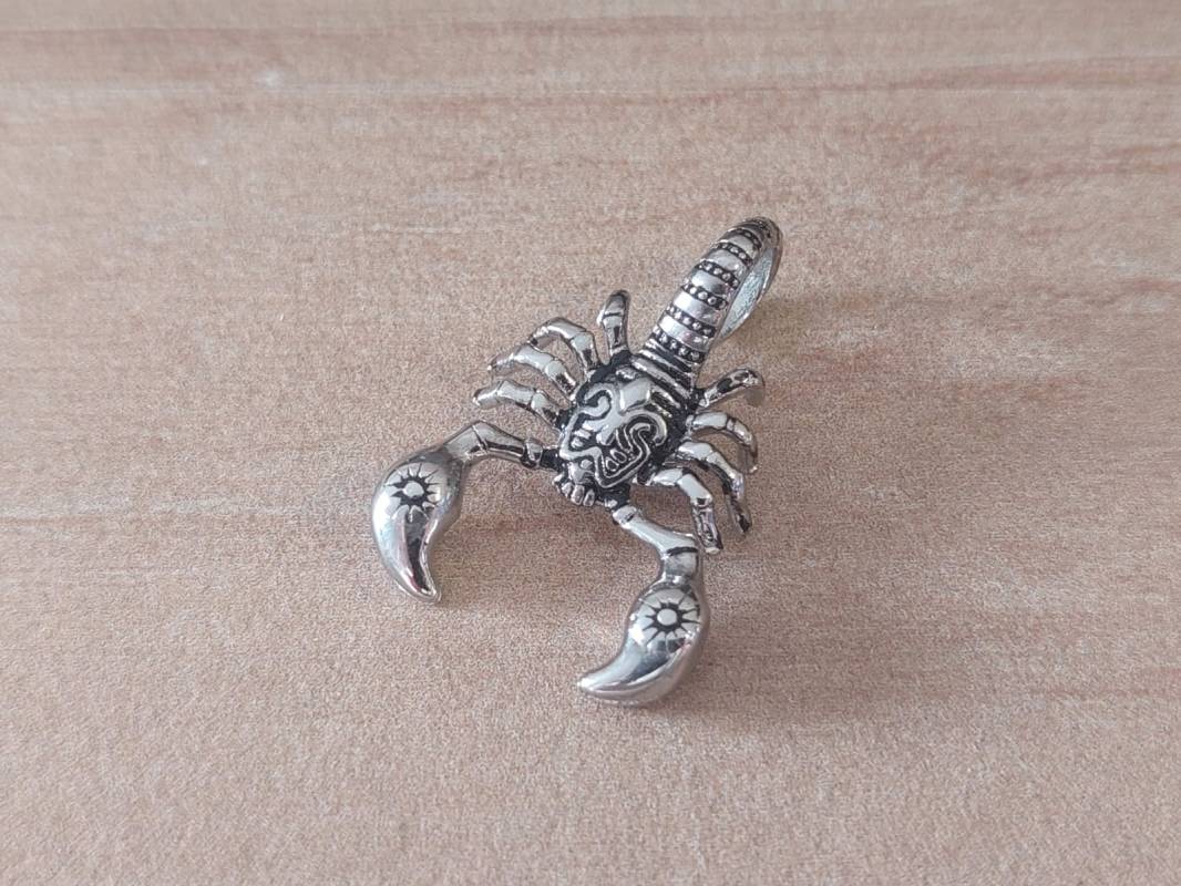 DIJE DE ACERO ESCORPION. TAMAÑO 22 X 30 MM