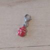 DIJE DE ACERO VAQUITA SAN ANTONIO ESMALTADA ROJO CON MOSQUETON. TAMAÑO 9 X 27 MM