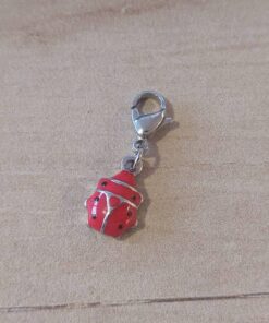 DIJE DE ACERO VAQUITA SAN ANTONIO ESMALTADA ROJO CON MOSQUETON. TAMAÑO 9 X 27 MM