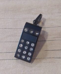 DIJE DE ACERO NEGRO SILBATO CON STRASS. TAMAÑO 13 X 30 MM