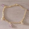 PULSERA DE ACERO DORADO ESLABÓN TIFFANY CON BOLITAS Y DIJES FLOR LILA SÍMIL MURANO. LARGO 18,5 CM