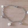 PULSERA DE ACERO ESLABÓN TIFFANY CON BOLITAS Y DIJES FLOR BLANCA SÍMIL MURANO. LARGO 18,5 CM