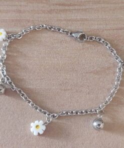 PULSERA DE ACERO ESLABÓN TIFFANY CON BOLITAS Y DIJES FLOR BLANCA SÍMIL MURANO. LARGO 18,5 CM
