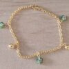 PULSERA DE ACERO DORADO ESLABÓN TIFFANY CON BOLITAS Y DIJES FLOR VERDE SÍMIL MURANO. LARGO 18,5 CM