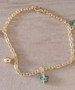 PULSERA DE ACERO DORADO ESLABÓN TIFFANY CON BOLITAS Y DIJES FLOR VERDE SÍMIL MURANO. LARGO 18,5 CM