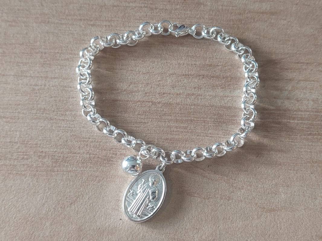 PULSERA DE ACERO BLANCO ROLO 5.0 CON DIJE SAN BENITO OVAL Y BOLITA 8 MM. LARGO 18 CM