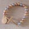 PULSERA DE ACERO DORADO ELASTIZADA CON BOLITAS 8 MM EN TRES COLORES DE ACERO Y CRUZ CENTRAL CON DIJE MEDALLA MILAGROSA.