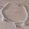 PULSERA DE ACERO BLANCO ESLABÓN TIFFANY CON BOLITAS Y DIJES FLOR LILA SÍMIL MURANO. LARGO 18,5 CM