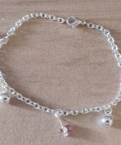 PULSERA DE ACERO BLANCO ESLABÓN TIFFANY CON BOLITAS Y DIJES FLOR LILA SÍMIL MURANO. LARGO 18,5 CM