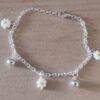 PULSERA DE ACERO BLANCO ESLABÓN TIFFANY CON BOLITAS Y DIJES MARGARITAS SÍMIL MURANO. LARGO 18,5 CM