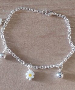 PULSERA DE ACERO BLANCO ESLABÓN TIFFANY CON BOLITAS Y DIJES MARGARITAS SÍMIL MURANO. LARGO 18,5 CM