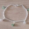 PULSERA DE ACERO BLANCO ESLABÓN TIFFANY CON BOLITAS Y DIJES FLOR VERDE SÍMIL MURANO. LARGO 18,5 CM