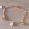 PULSERA DE ACERO DORADO ESLABÓN TIFFANY CON BOLITAS Y DIJES MARGARITAS SÍMIL MURANO. LARGO 18,5 CM