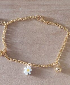PULSERA DE ACERO DORADO ESLABÓN TIFFANY CON BOLITAS Y DIJES MARGARITAS SÍMIL MURANO. LARGO 18,5 CM