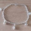 PULSERA DE ACERO BLANCO ESLABÓN TIFFANY CON BOLITAS Y DIJES FLOR BLANCA SÍMIL MURANO. LARGO 18,5 CM
