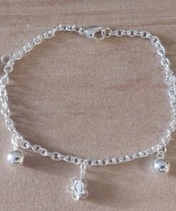 PULSERA DE ACERO BLANCO ESLABÓN TIFFANY CON BOLITAS Y DIJES FLOR BLANCA SÍMIL MURANO. LARGO 18,5 CM