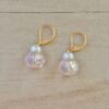 ARO DE ACERO DORADO BRISURA CON PERLA Y ACRILICO. LARGO TOTAL 31 MM.