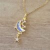 COLGANTE DE ACERO DORADO ESLABÓN ESPEJITO CON DIJE LUNA TORNASOL CON STRASS. LARGO CADENA 45 CM + 6 CM EXT.