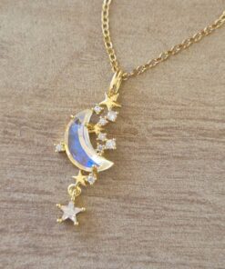 COLGANTE DE ACERO DORADO ESLABÓN ESPEJITO CON DIJE LUNA TORNASOL CON STRASS. LARGO CADENA 45 CM + 6 CM EXT.