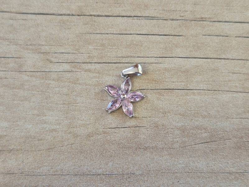 DIJE DE ACERO FLOR STRASS ROSA . MEDIDA 12 MM