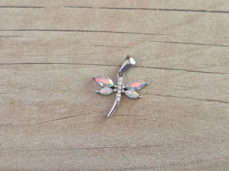 DIJE DE ACERO LIBÉLULA CON STRASS TORNASOL. TAMAÑO 17 X 19 MM