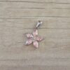 DIJE DE ACERO FLOR STRASS ROSA . MEDIDA 18 MM