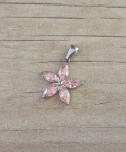 DIJE DE ACERO FLOR STRASS ROSA . MEDIDA 18 MM