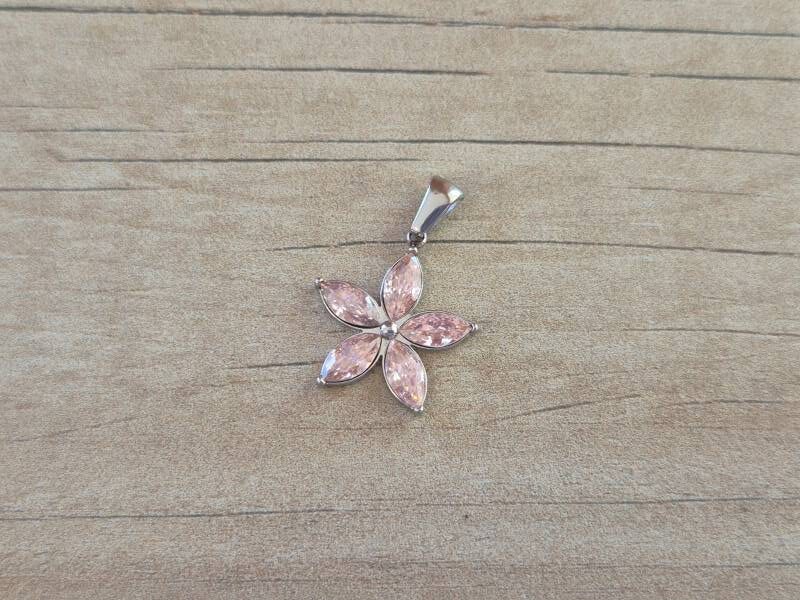 DIJE DE ACERO FLOR STRASS ROSA . MEDIDA 18 MM