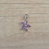 DIJE DE ACERO FLOR STRASS LILA . MEDIDA 12 MM