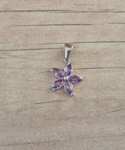 DIJE DE ACERO FLOR STRASS LILA . MEDIDA 12 MM