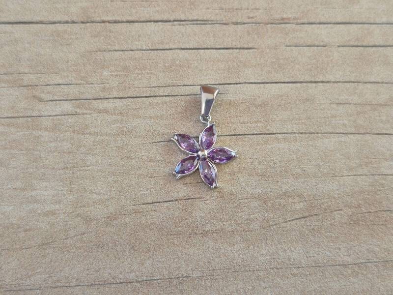 DIJE DE ACERO FLOR STRASS LILA . MEDIDA 12 MM