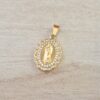 DIJE DE ACERO DORADO VIRGEN DE GUADALUPE CON STRASS. TAMAÑO 16 X 22 MM