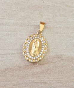 DIJE DE ACERO DORADO VIRGEN DE GUADALUPE CON STRASS. TAMAÑO 16 X 22 MM